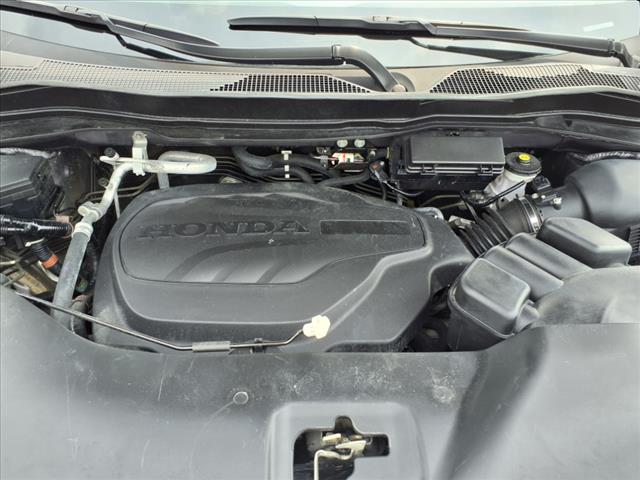 2021 Honda Pilot Touring w/Rear Captain's Chairs