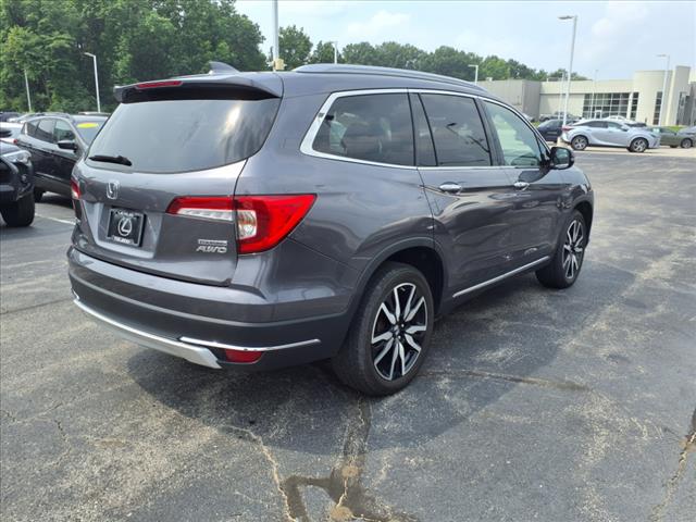 2021 Honda Pilot Touring w/Rear Captain's Chairs