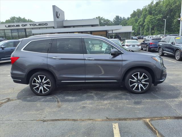 2021 Honda Pilot Touring w/Rear Captain's Chairs
