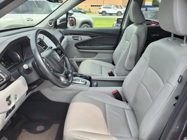 2021 Honda Pilot Touring w/Rear Captain's Chairs