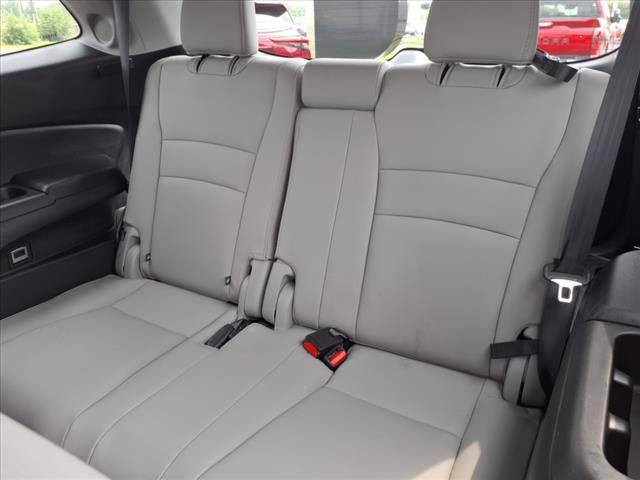 2021 Honda Pilot Touring w/Rear Captain's Chairs