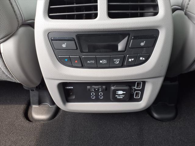 2021 Honda Pilot Touring w/Rear Captain's Chairs
