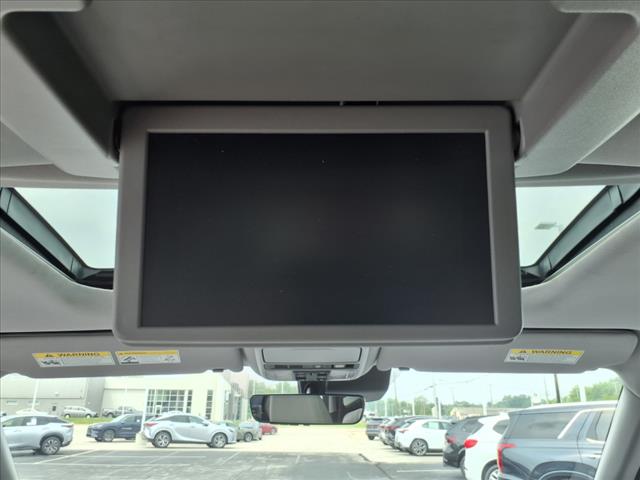 2021 Honda Pilot Touring w/Rear Captain's Chairs