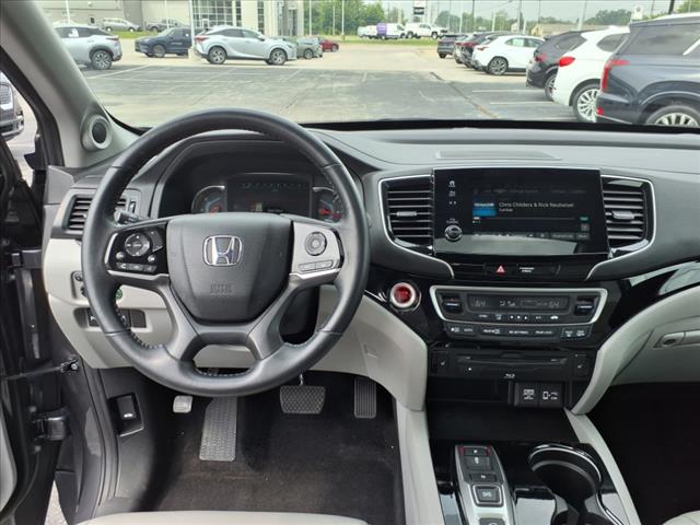 2021 Honda Pilot Touring w/Rear Captain's Chairs