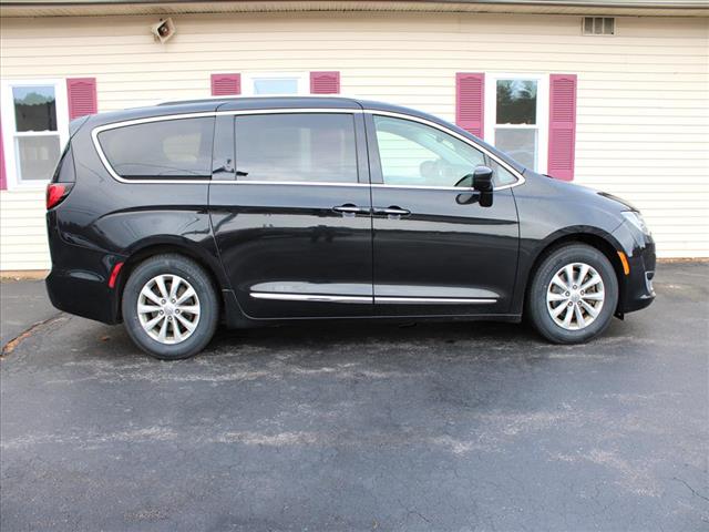 2019 Chrysler Pacifica Touring L photo 2