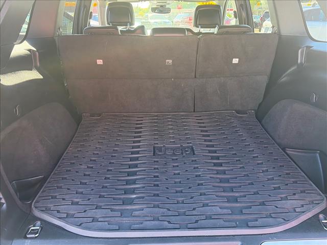 2017 Jeep Grand Cherokee Limited:HC830374
