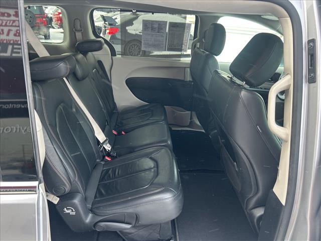 2017 Chrysler Pacifica Touring-L:HR810158