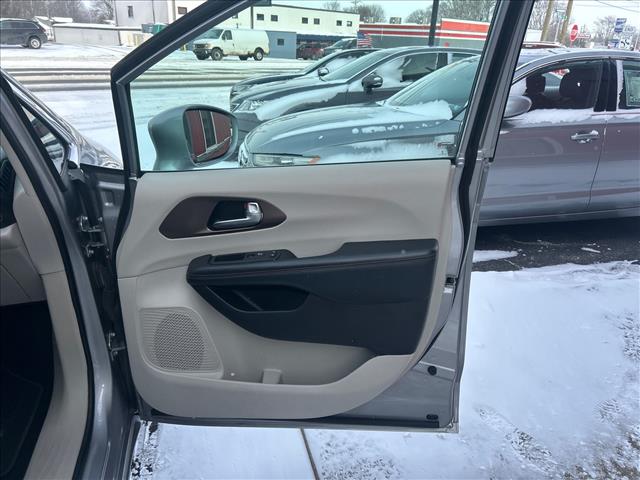 2017 Chrysler Pacifica Touring-L:HR810158