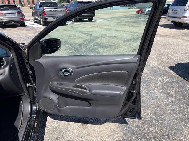 2019 Nissan Versa SV:KL843755
