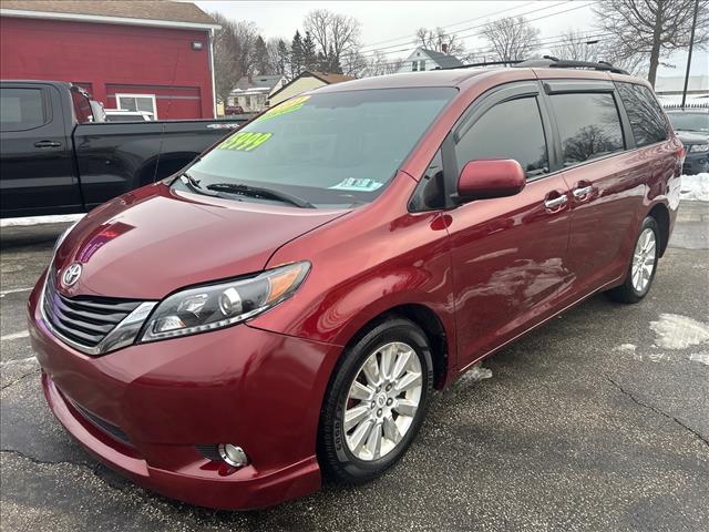 2011 Toyota Sienna LE's photo