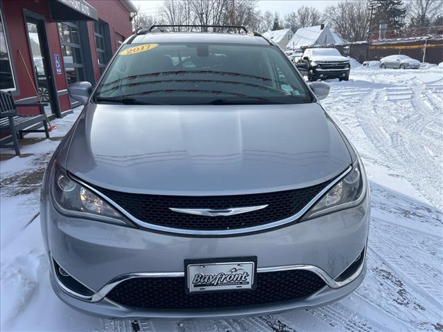 2017 Chrysler Pacifica Touring-L:HR810158