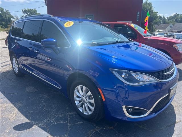 2019 Chrysler Pacifica Touring L photo 3