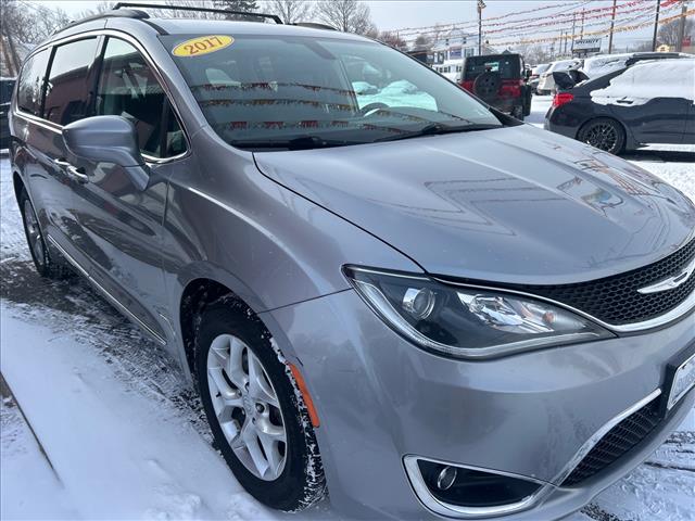 2017 Chrysler Pacifica Touring-L:HR810158