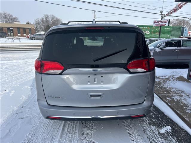 2017 Chrysler Pacifica Touring-L:HR810158