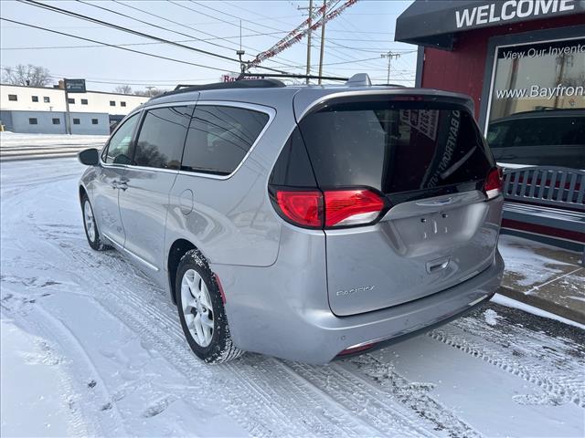 2017 Chrysler Pacifica Touring-L:HR810158