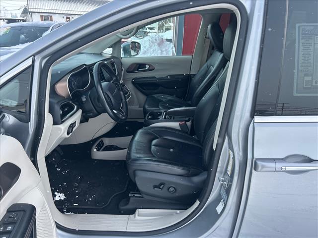 2017 Chrysler Pacifica Touring-L:HR810158