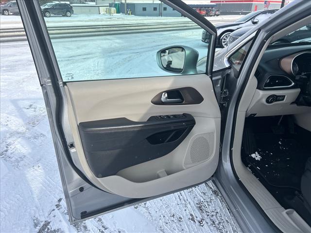 2017 Chrysler Pacifica Touring-L:HR810158