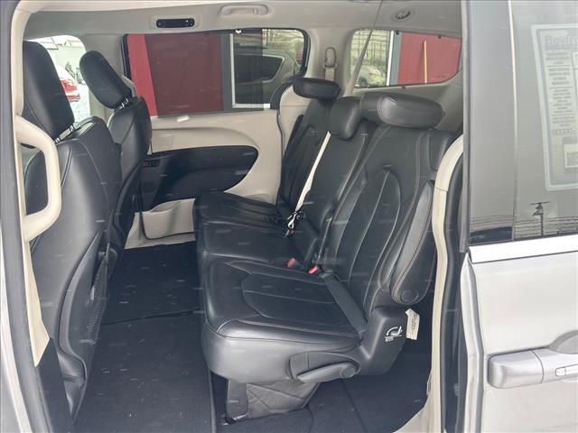 2017 Chrysler Pacifica Touring-L:HR810158