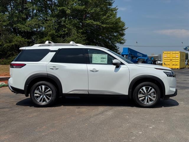 2025 Nissan Pathfinder SL