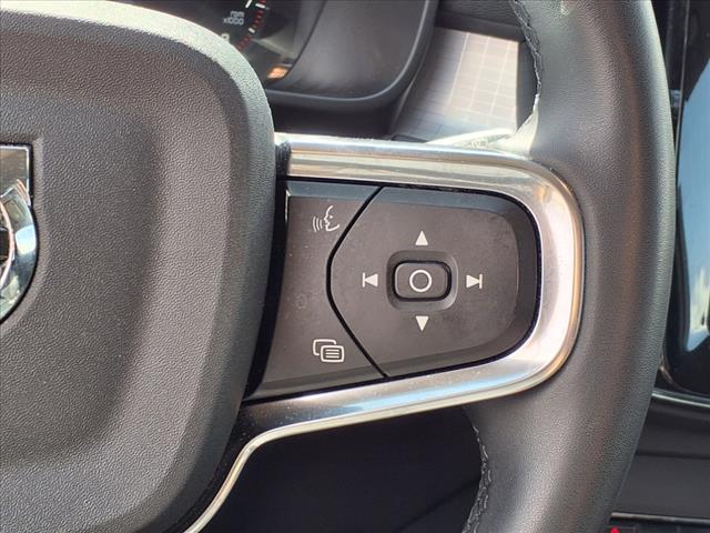 2022 Volvo XC40 T5 Momentum