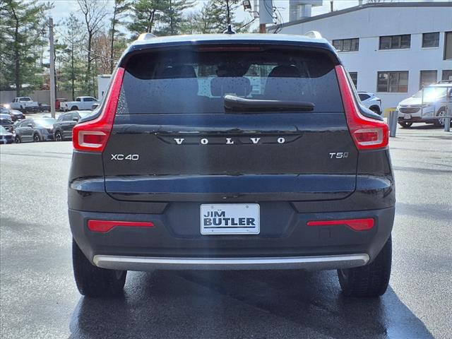 2022 Volvo XC40 T5 Momentum