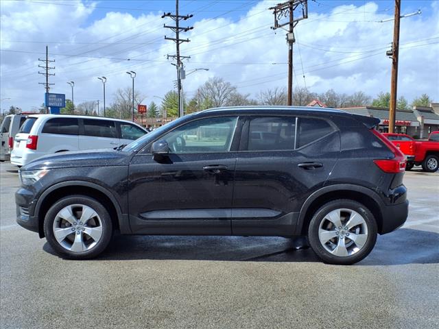 2022 Volvo XC40 T5 Momentum