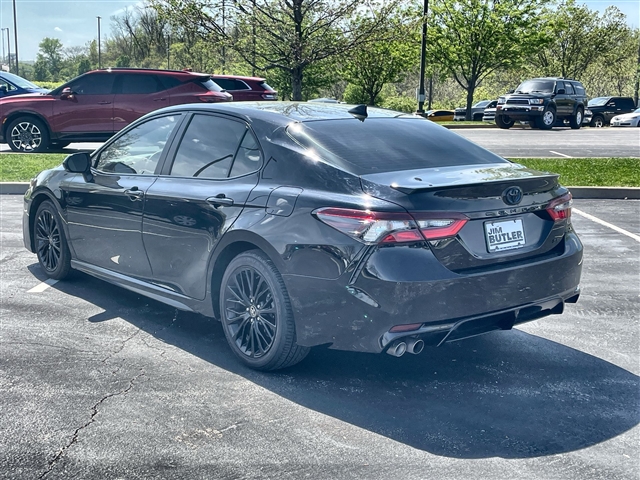 2022 Toyota Camry Hybrid SE Nightshade