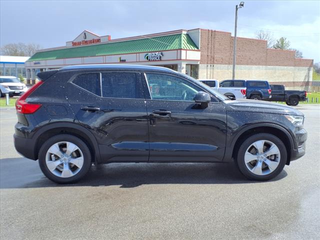 2022 Volvo XC40 T5 Momentum