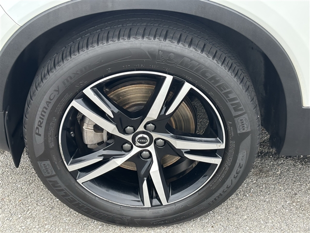 2023 Volvo XC40 B5 Plus Dark Theme