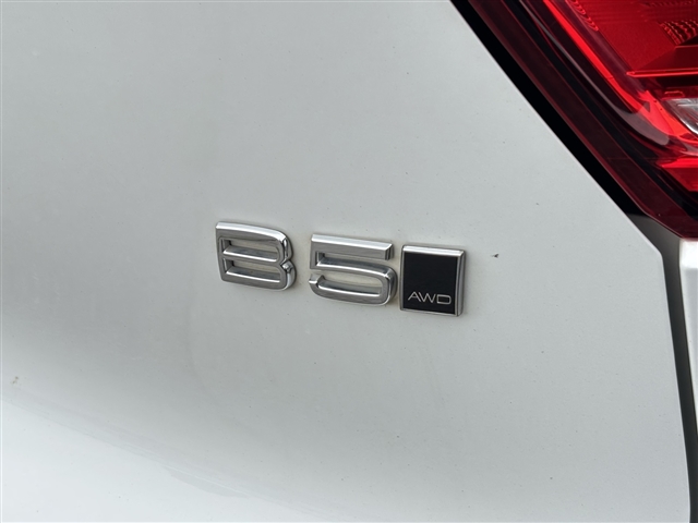 2023 Volvo XC40 B5 Plus Dark Theme