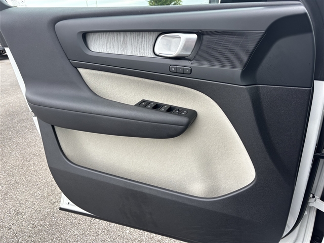 2023 Volvo XC40 B5 Plus Dark Theme