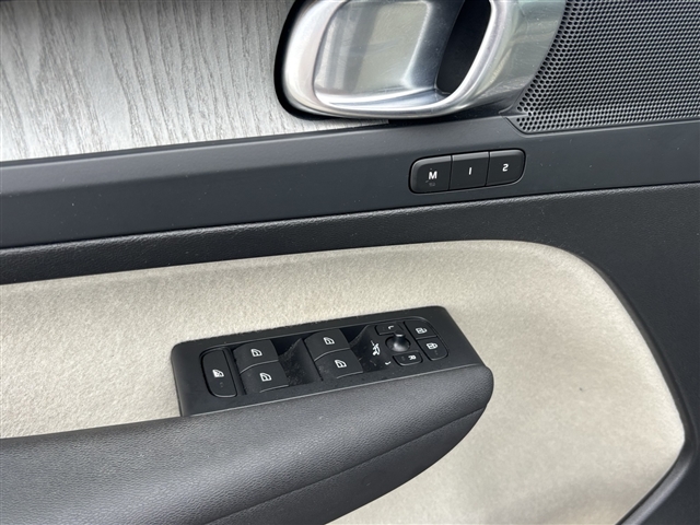 2023 Volvo XC40 B5 Plus Dark Theme