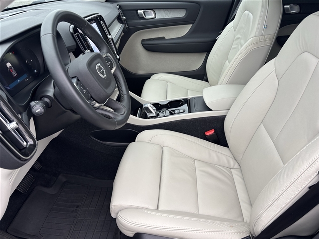 2023 Volvo XC40 B5 Plus Dark Theme