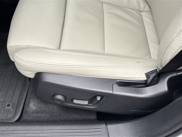 2023 Volvo XC40 B5 Plus Dark Theme