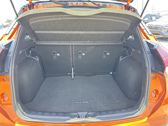 2023 Nissan Kicks SR