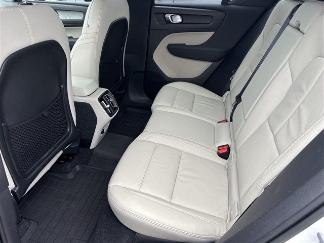 2023 Volvo XC40 B5 Plus Dark Theme