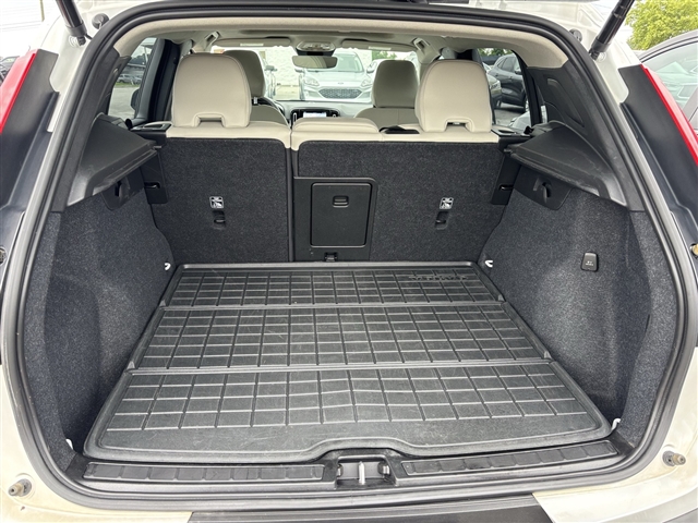 2023 Volvo XC40 B5 Plus Dark Theme