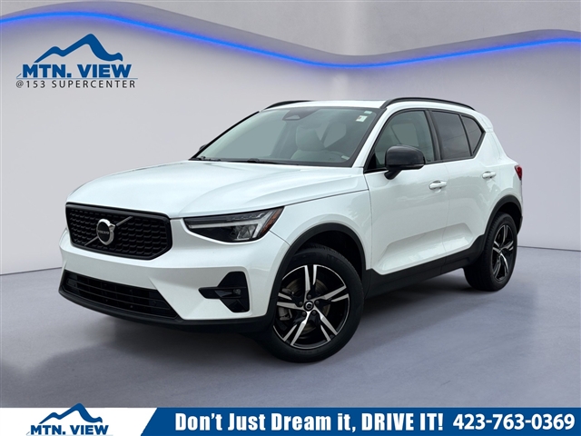 2023 Volvo XC40 B5 Plus Dark Theme