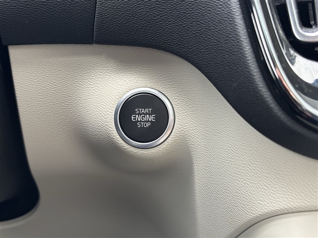 2023 Volvo XC40 B5 Plus Dark Theme