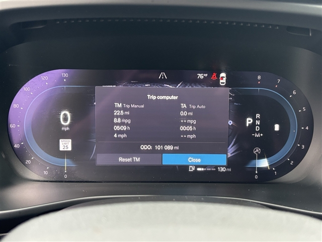 2023 Volvo XC40 B5 Plus Dark Theme