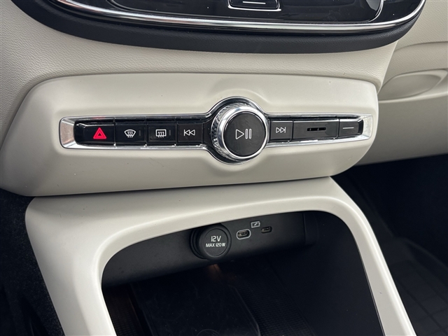 2023 Volvo XC40 B5 Plus Dark Theme