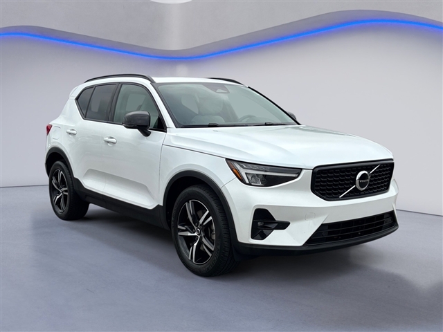 2023 Volvo XC40 B5 Plus Dark Theme