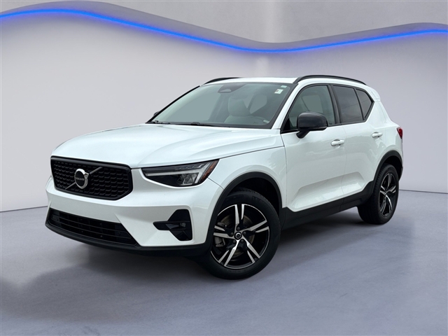 2023 Volvo XC40 B5 Plus Dark Theme