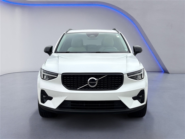 2023 Volvo XC40 B5 Plus Dark Theme