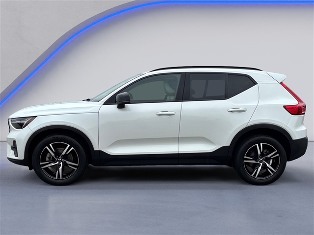 2023 Volvo XC40 B5 Plus Dark Theme