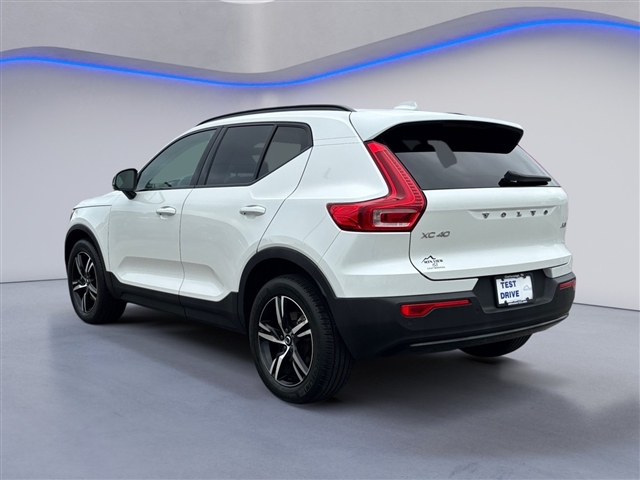 2023 Volvo XC40 B5 Plus Dark Theme