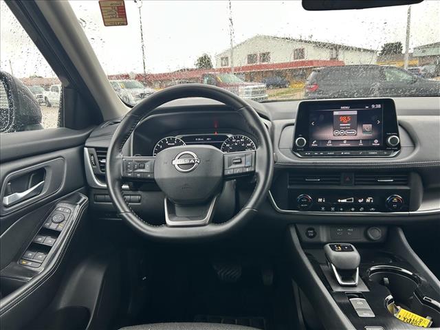 2025 Nissan Rogue SV:D14136