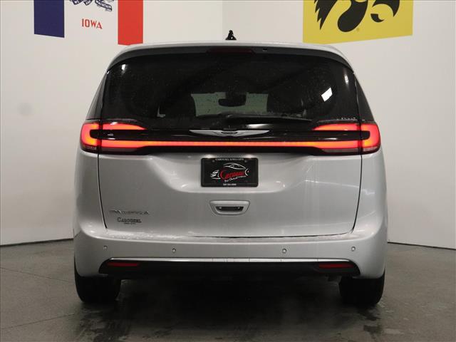 2024 Chrysler Pacifica Touring L:D13580