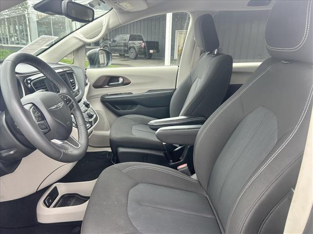 2023 Chrysler Voyager LX:D14049