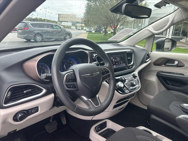 2023 Chrysler Voyager LX:D14049